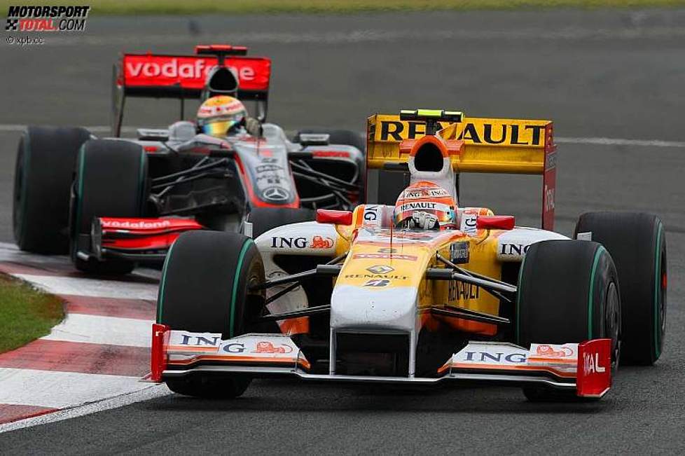Nelson Piquet Jr. (Renault) vor Lewis Hamilton (McLaren-Mercedes) 