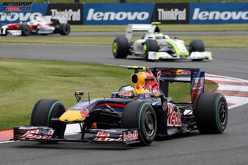 Sebastian Vettel (Red Bull) vor Rubens Barrichello (Brawn) 