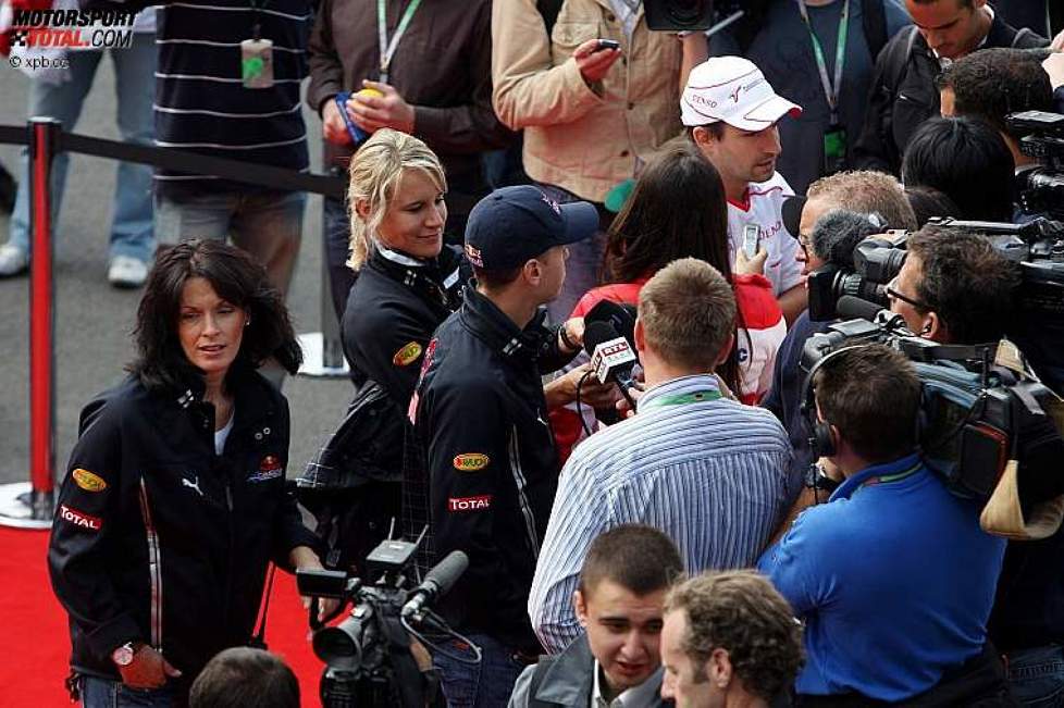 Menschentraube um Sebastian Vettel (Red Bull) 