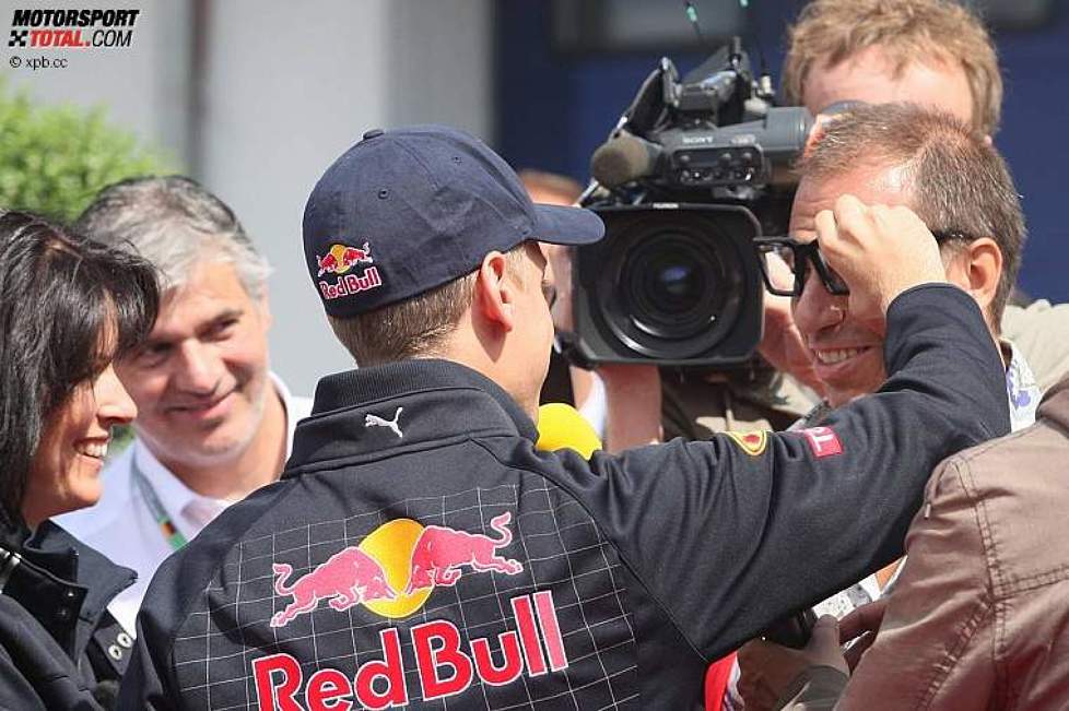 Sebastian Vettel (Red Bull) mit TV-Reporter Kai Ebel