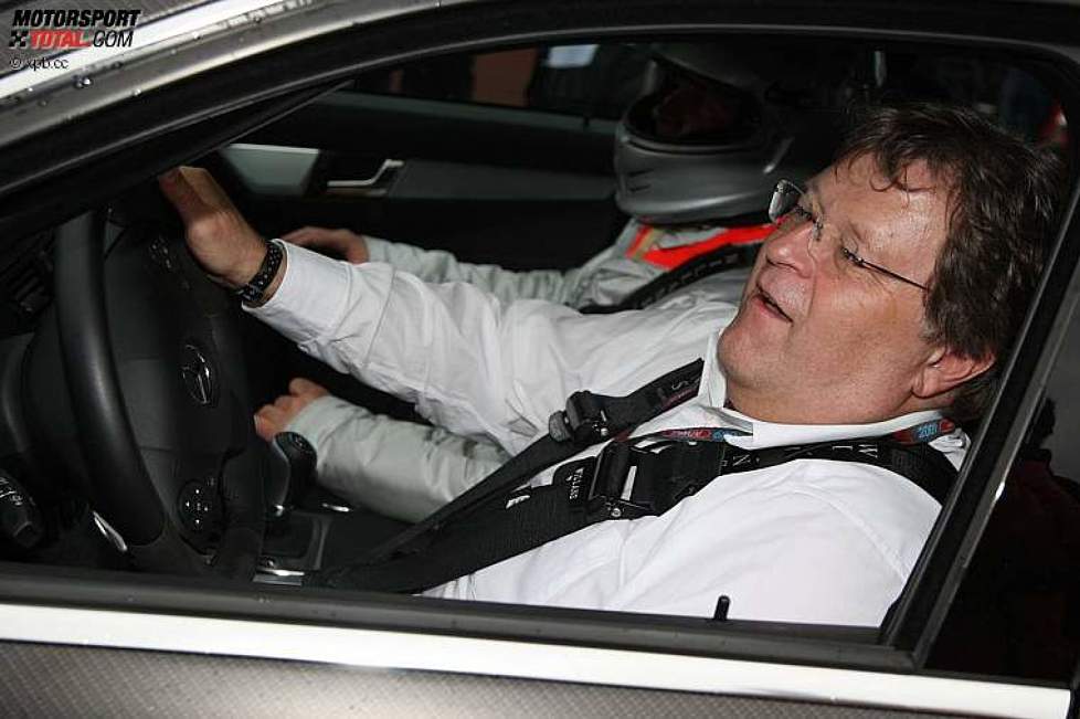 Norbert Haug (Mercedes-Motorsportchef) im Renntaxi