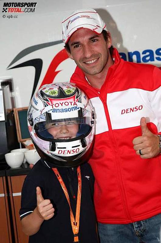 Timo Glock (Toyota) mit dem Designer seines Helms