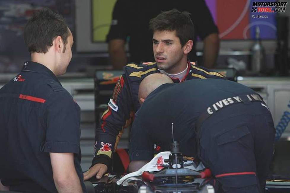 Jaime Alguersuari (Toro Rosso) wird eingewiesen