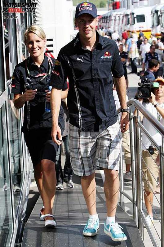 Pressesprecherin Britta Roeske und Sebastian Vettel (Red Bull) 