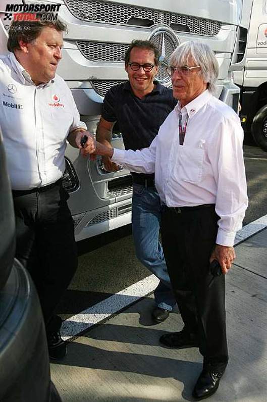 Norbert Haug (Mercedes-Motorsportchef), Jacques Villeneuve und Bernie Ecclestone (Formel-1-Chef) (McLaren-Mercedes) 