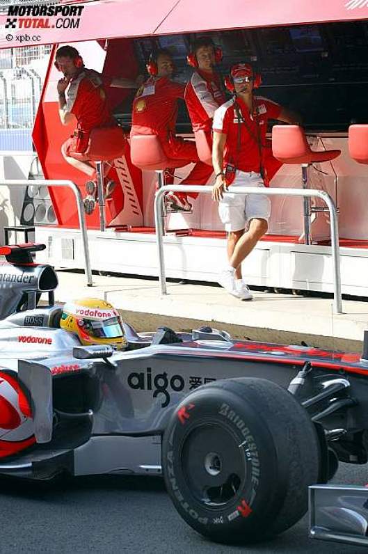 Michael Schumacher (Ferrari) am Kommandostand, unten Lewis Hamilton (McLaren-Mercedes) 