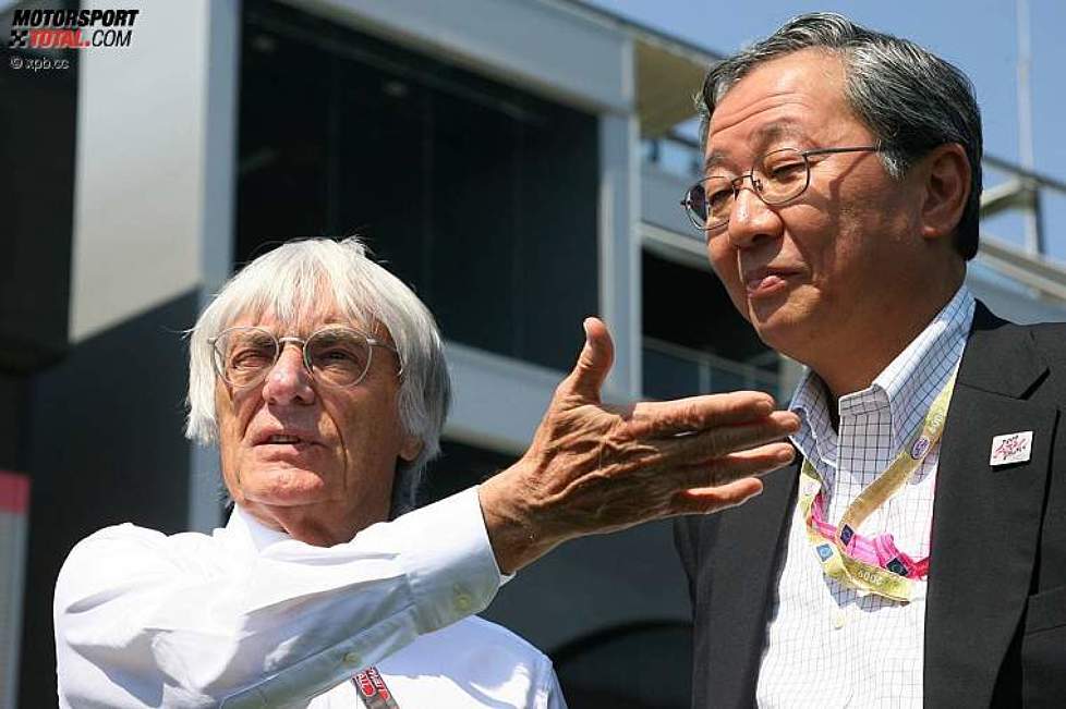 Bernie Ecclestone (Formel-1-Chef) zbd Hiroshi Oshima, Chef in der Suzuka-Strecke