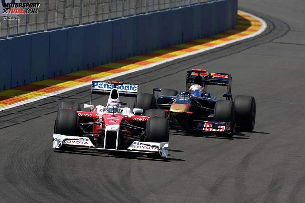 Jarno Trulli (Toyota) und Jaime Alguersuari (Toro Rosso) 