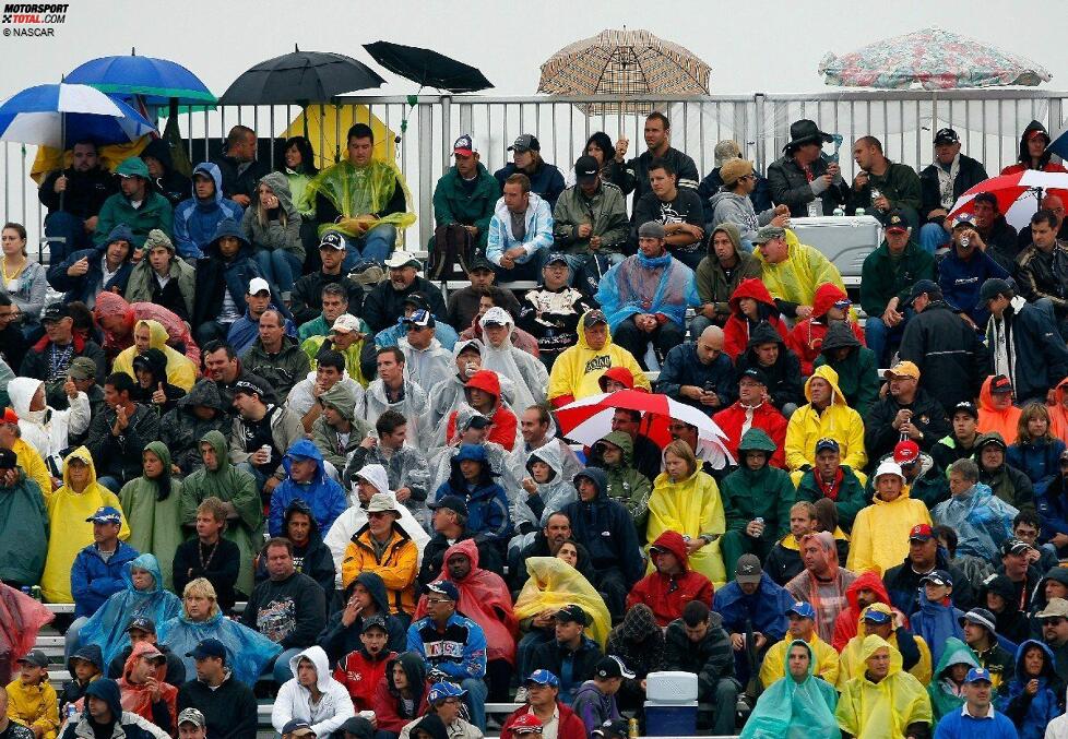 NASCAR-Fans im Regen