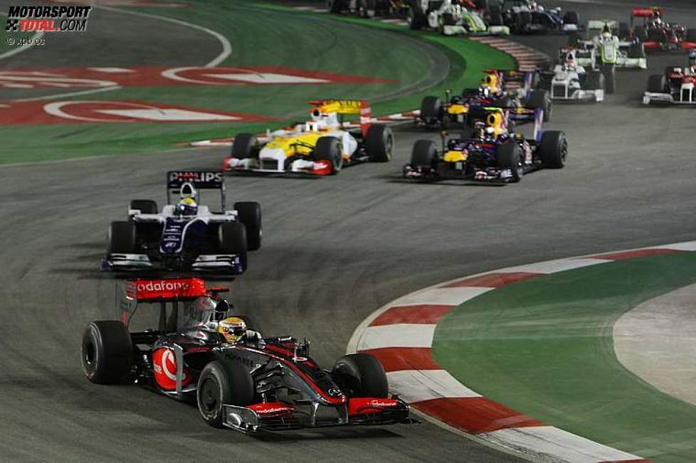 Nach dem Start: Lewis Hamilton (McLaren-Mercedes) vor Nico Rosberg (Williams) 