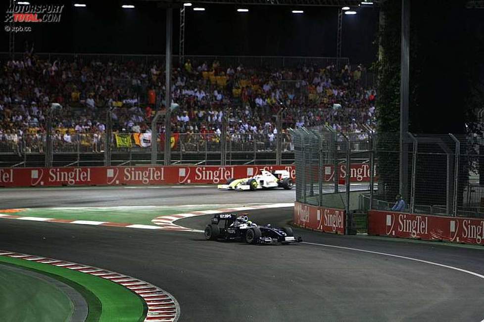 Nico Rosberg (Williams) neben der weißen Linie bei der Boxenausfahrt