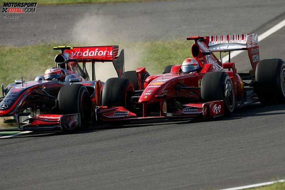 Heikki Kovalainen (McLaren-Mercedes) quetscht sich an Giancarlo Fisichella (Ferrari) vorbei