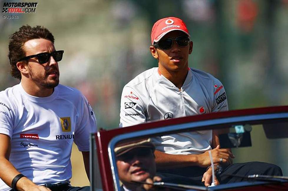 Fernando Alonso (Renault) und Lewis Hamilton (McLaren-Mercedes) 