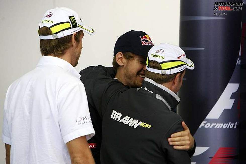Shakehands: Sebastian Vettel und Rubens Barrichello