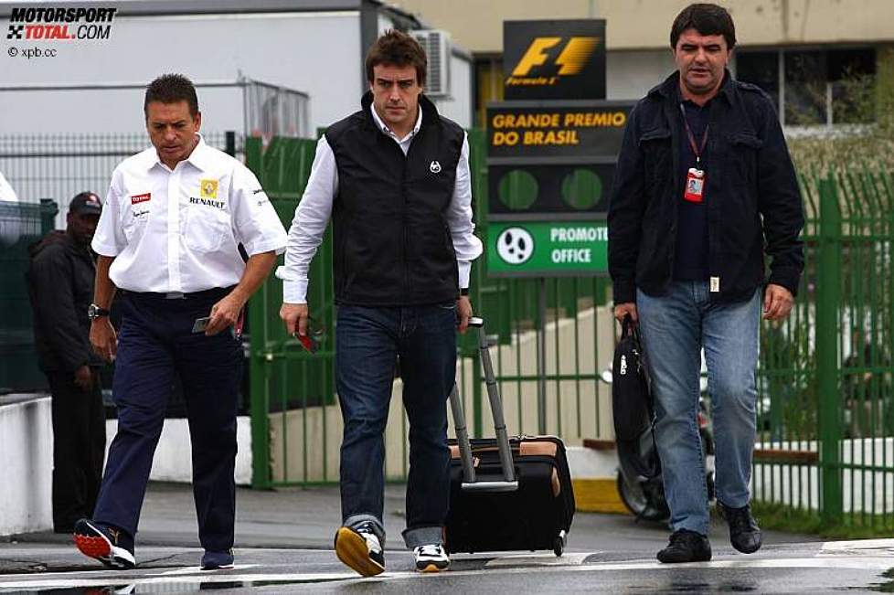 Fernando Alonso (Renault) mit Entourage