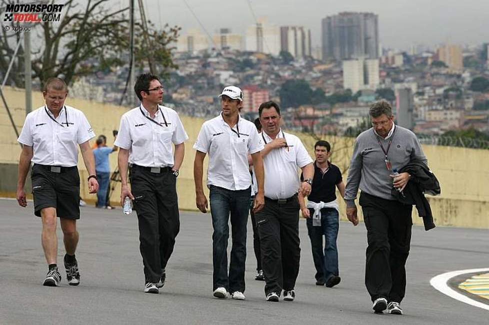Jenson Button und Ross Brawn (Teamchef) (Brawn) gehen die Strecke ab