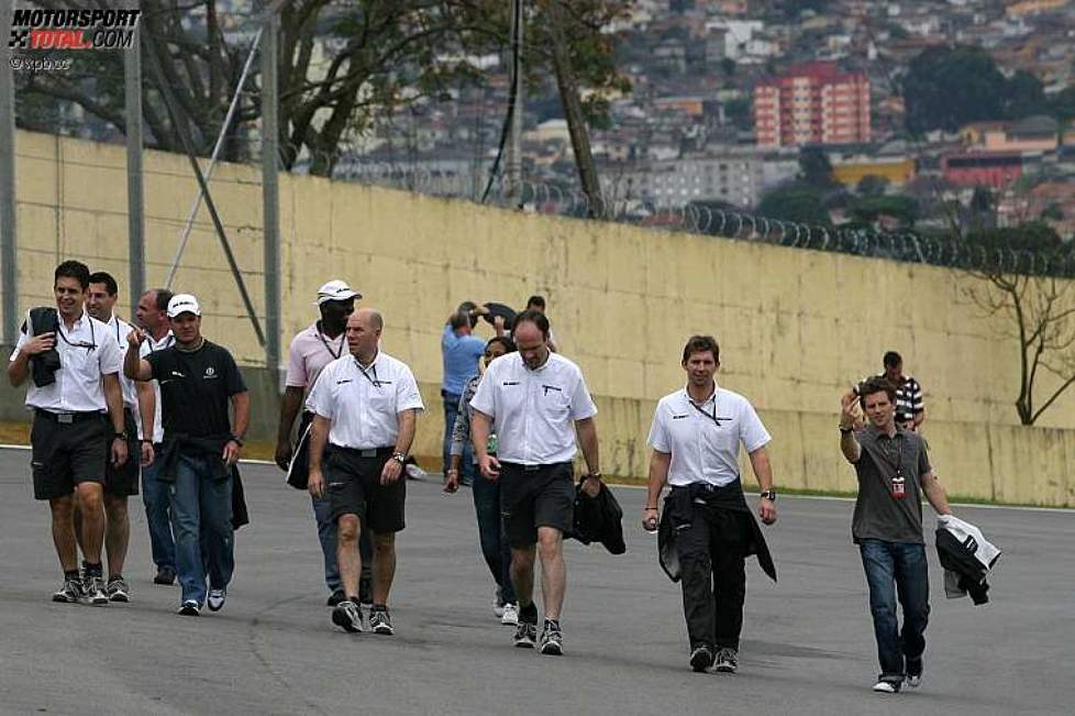 Rubens Barrichello (Brawn) beim Abgehen der Strecke