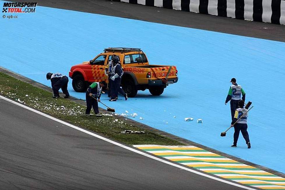 Säuberungsarbeiten auf der Strecke, nachdem Romain Grosjean (Renault) ein Schild zerstörte