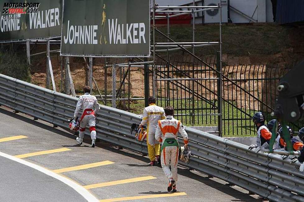 Kollisionsopfer auf dem Rückweg: Jarno Trulli (Toyota), Fernando Alonso (Renault) und Adrian Sutil (Force India) 