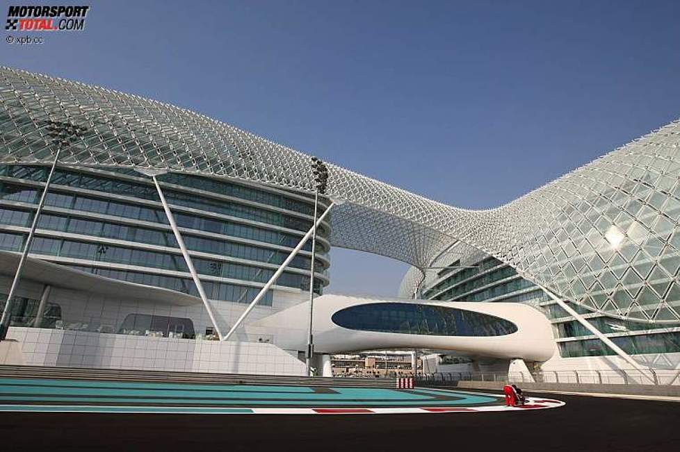 Durchfahrt unter dem Yas-Marina-Hotel