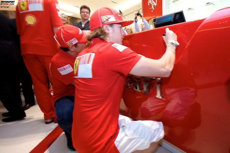 Kimi Räikkönen und Giancarlo Fisichella eröffnen in Dubai den weltgrößten Ferrari-Store