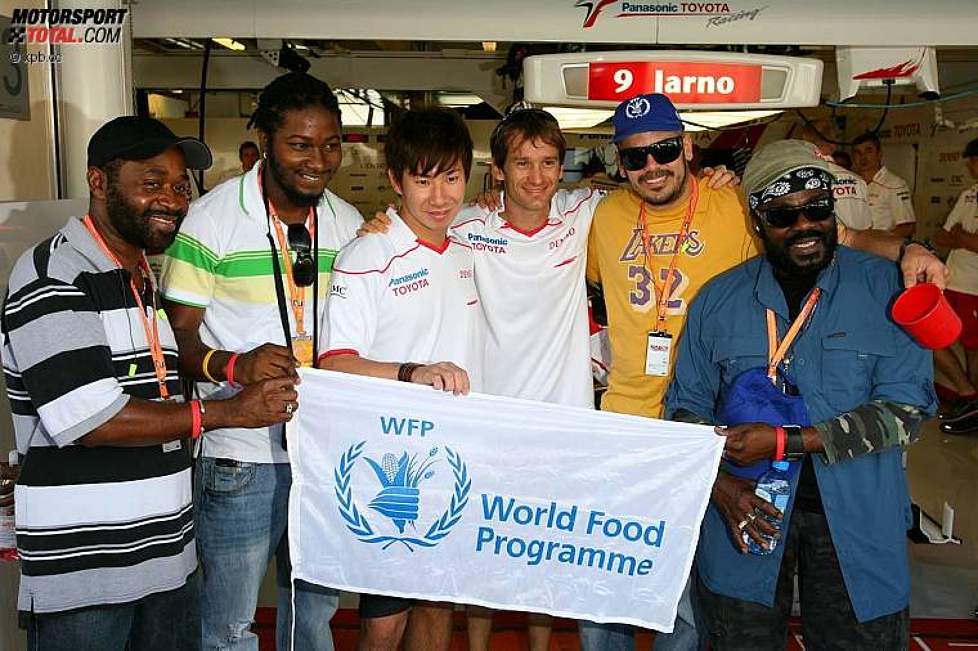Kamui Kobayashi und Jarno Trulli (Toyota) werben für das World Food Programme der Vereinten Nationen