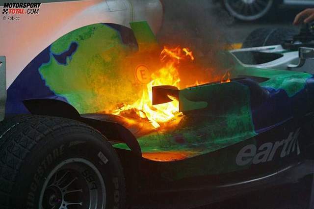 Sinnbild der Katastrophe: Beim Finale 2008 brannte der Honda-Motor. Ein Tiefpunkt in Ross Brawns sonst so erfolgreicher Laufbahn. Jetzt durch seine bewegte Karriere klicken!