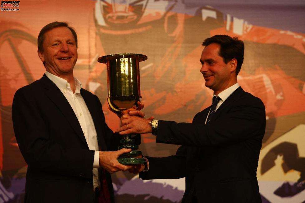 Eurosport-Vizepräsident Jacques Raynaud übergibt den Pokal für WM-Platz drei an Wayne Brannon (Chevrolet)