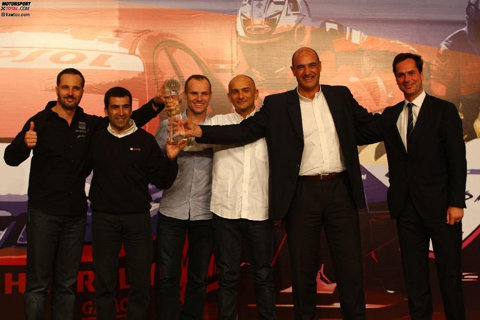 Yvan Muller, Jordi Gené, Rickard Rydell und Gabriele Tarquini (SEAT) freuen sich mit Teamchef Jaime Puig über den WM-Gewinn