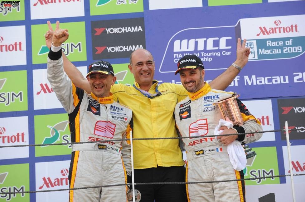 Gabriele Tarquini und Yvan Muller (SEAT) feiern mit Teammanager Jaime Puig