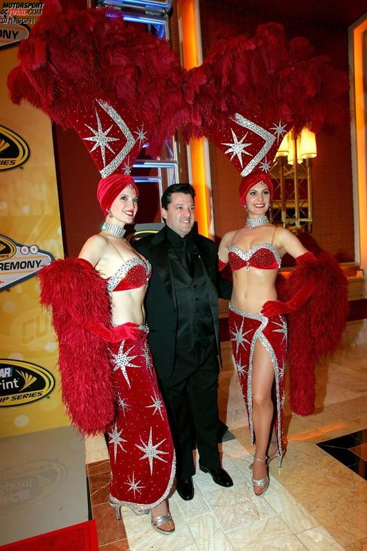 Tony Stewart (SHR) mit zwei Las-Vegas-Girls