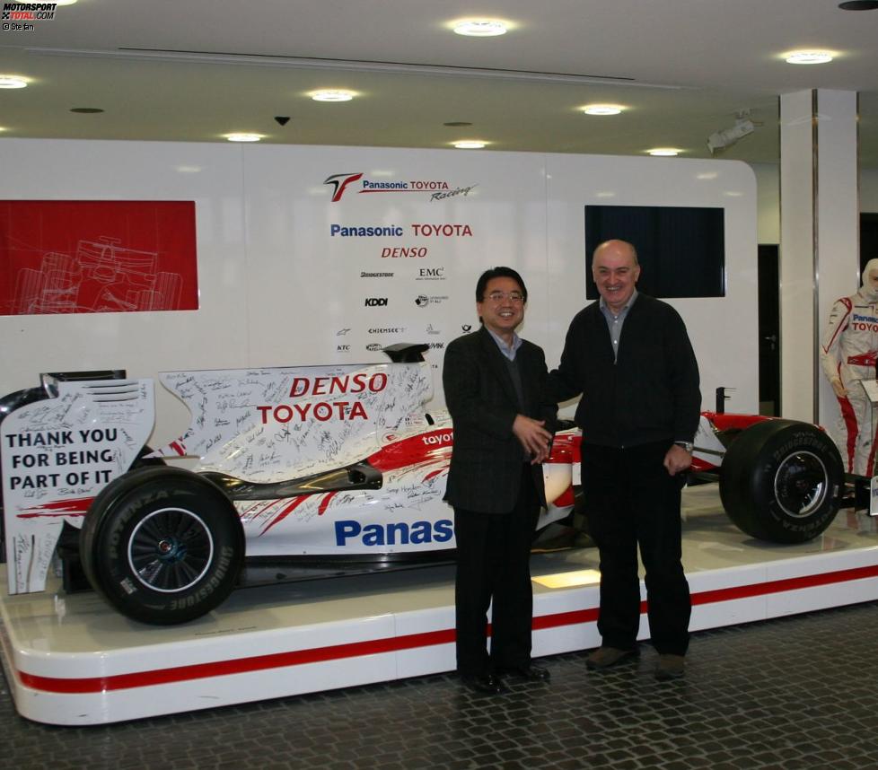 Handshake zwischen Toyotas Yoshiaki Kinoshita und Zoran Stefanovic