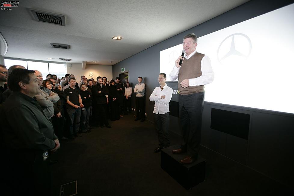 Ross Brawn stellt Neuzugang Michael Schumacher den Mitarbeitern vor
