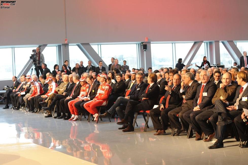 Gäste und Angestellte bei der Ferrari-Präsentation