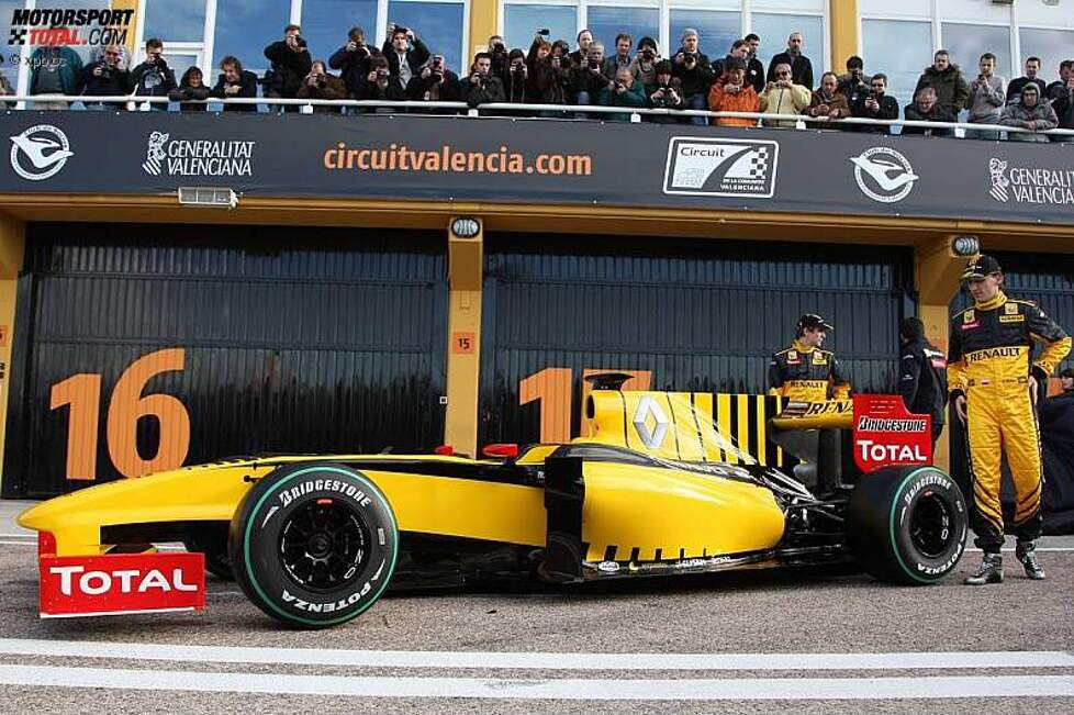Robert Kubica (Renault) Vitaly Petrov (Campos) 