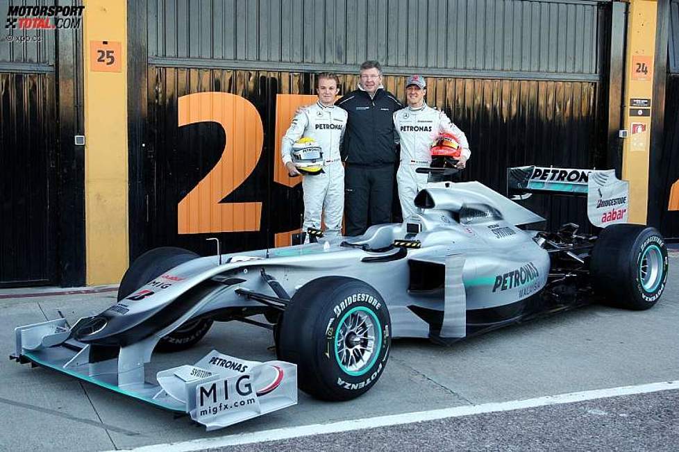 Nico Rosberg (Mercedes), Ross Brawn (Teamchef) und Michael Schumacher (Mercedes) 
