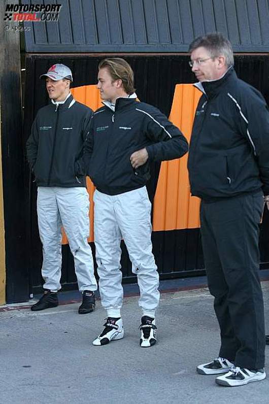 Michael Schumacher (Mercedes), Nico Rosberg (Mercedes) und Ross Brawn (Teamchef) 