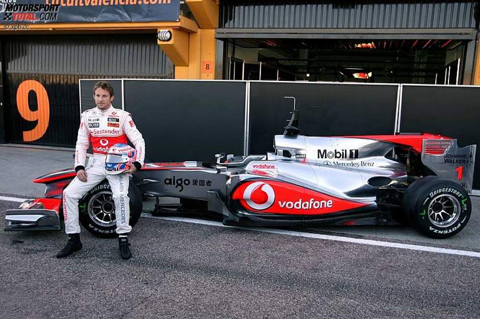 Der Weltmeister Jenson Button (McLaren) greift in das Testgeschehen ein