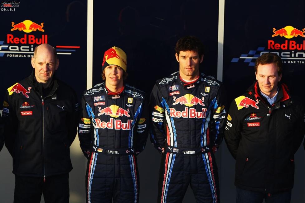 Adrian Newey (Technischer Direktor), Sebastian Vettel (Red Bull), Mark Webber (Red Bull) und Christian Horner (Teamchef) 