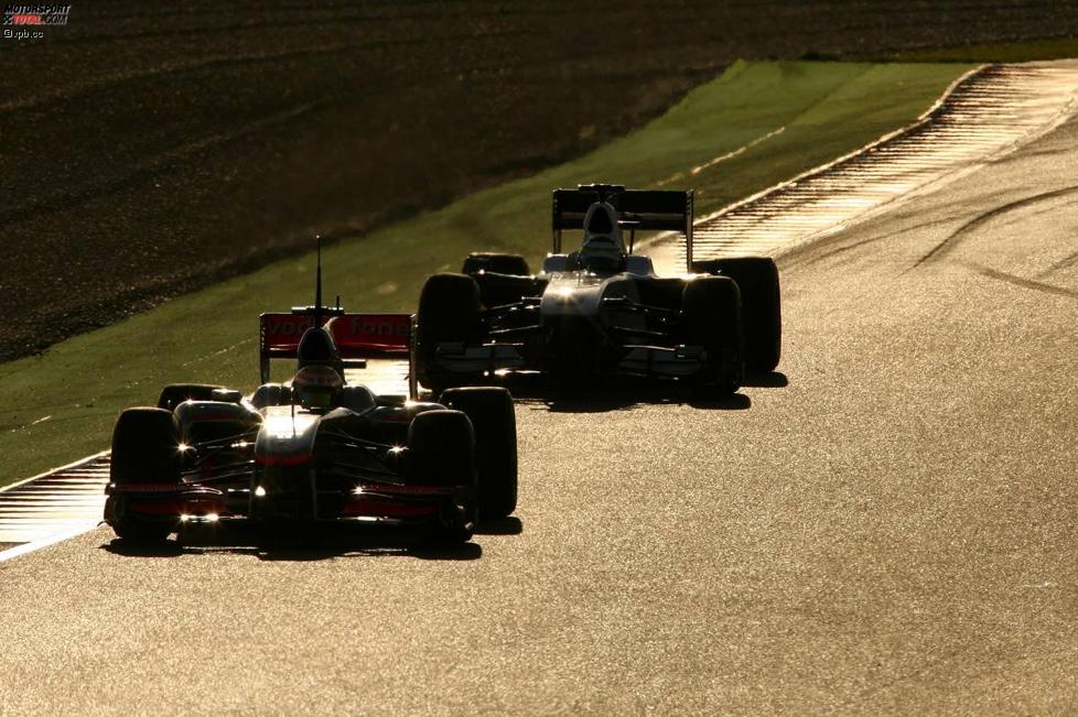Lewis Hamilton (McLaren) Pedro de la Rosa (Sauber) 