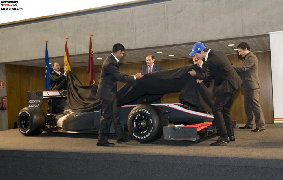 Colin Kolles (Teamchef), Karun Chandhok und Bruno Senna enthüllen das Dallara-Chassis
