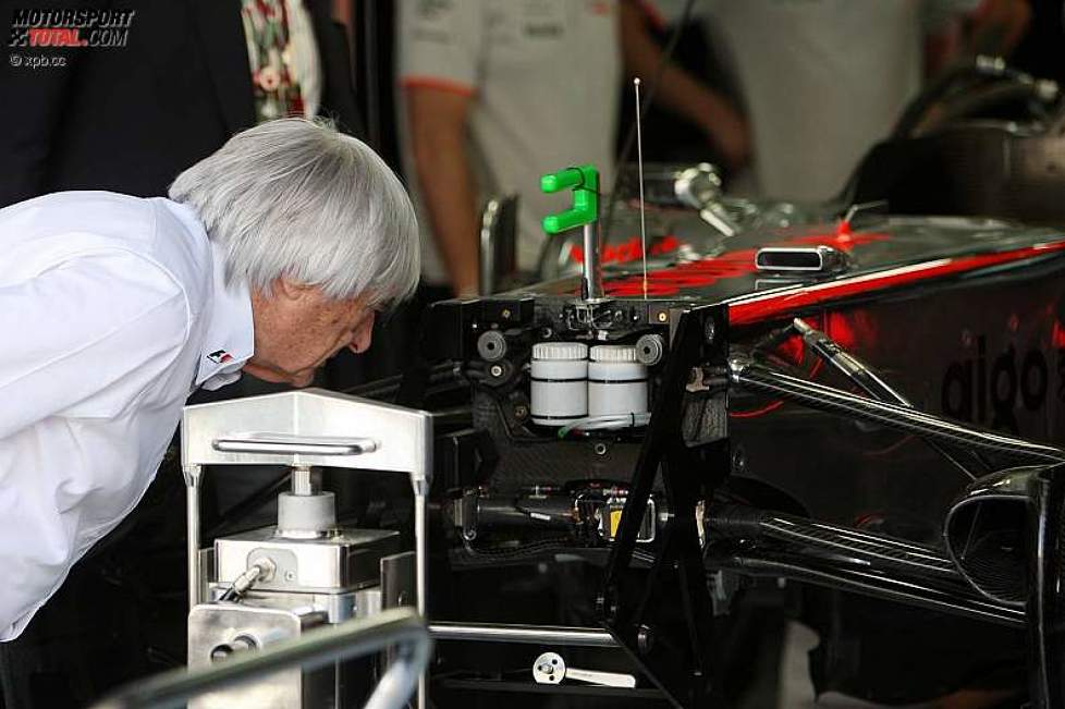 Bernie Ecclestone (Formel-1-Chef) nimmt den McLaren unter die Lupe