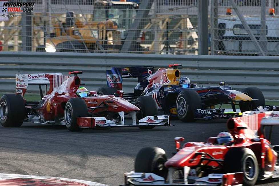 Felipe Massa (Ferrari) geht an Sebastian Vettel (Red Bull) vorbei