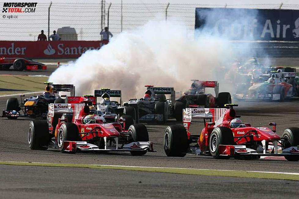 Das Auto von Mark Webber (Red Bull) gibt Rauchzeichen