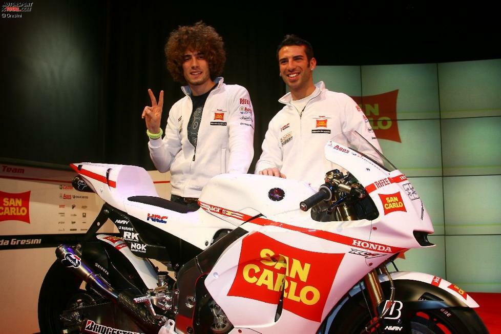 Marco Simoncelli und Marco Melandri posieren hinter der neuen Honda RC212V des Gresini-Teams.