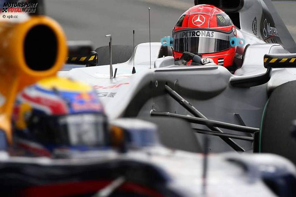 Mark Webber (Red Bull) und Michael Schumacher (Mercedes) in er Boxengasse
