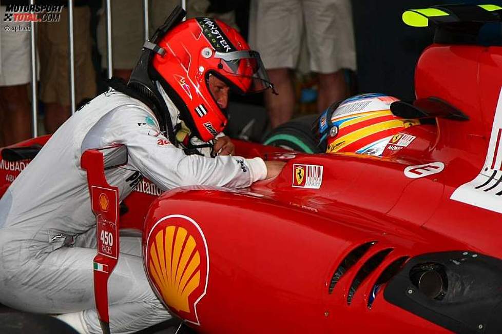 Michael Schumacher (Mercedes) und Fernando Alonso (Ferrari) 