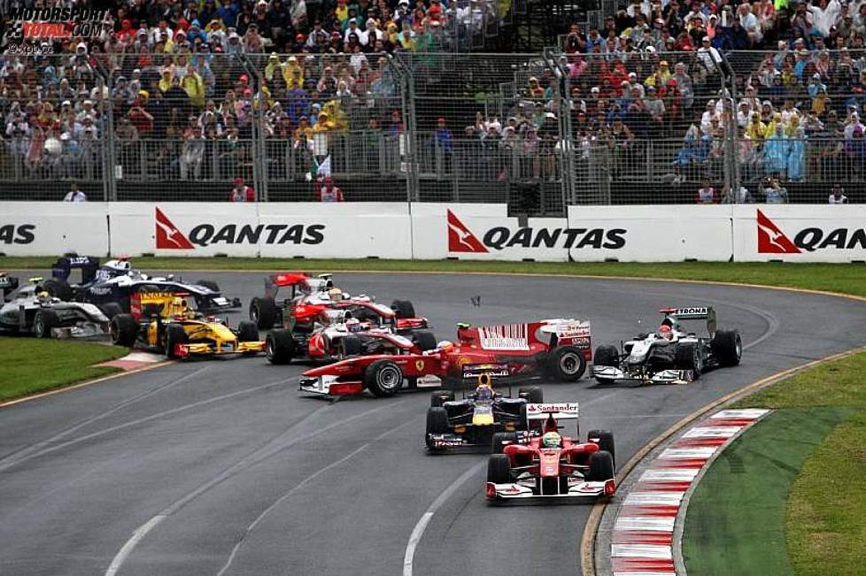 Fernando Alonso (Ferrari) wird beim Start herumgedreht