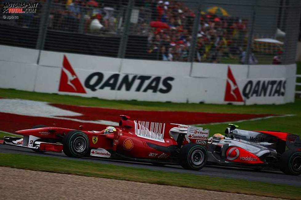 Felipe Massa (Ferrari) wehrt sich gegen Lewis Hamilton (McLaren) 