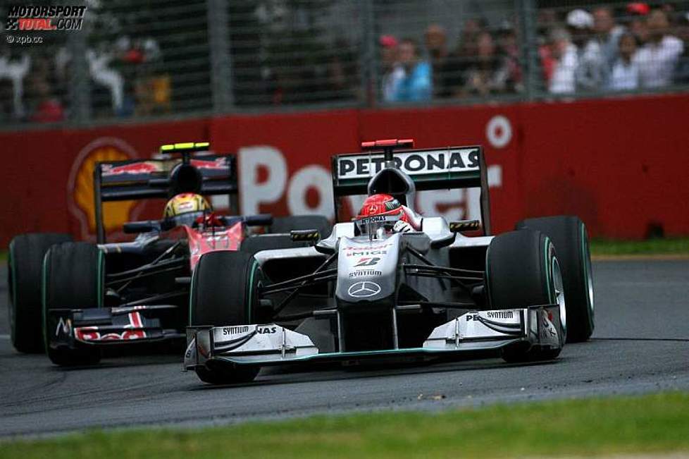 Michael Schumacher (Mercedes) vor Jaime Alguersuari (Toro Rosso) 